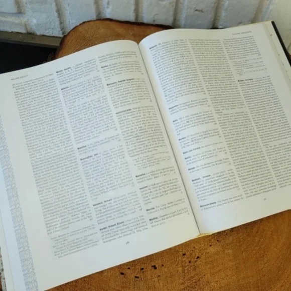 Oxford Companion to Shakespeare - Picture 8 of 9